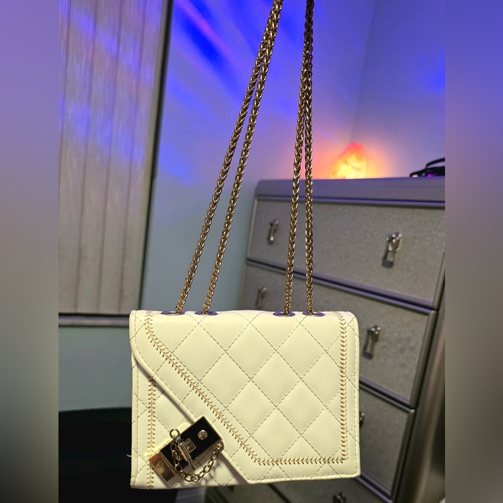 Chic White Quilted Crossbody Bag with Gold Chain